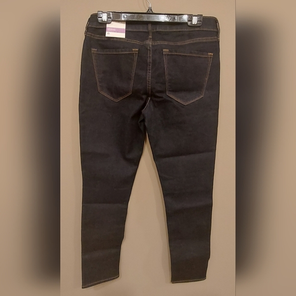 Old Navy Original Mid-Rise Short Jeans - Picture 5 of 5